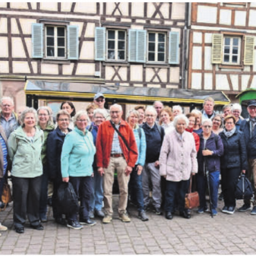 Colmar erlebt - Gruppenbild der «Mir sind derbi»-Gruppe vor dem Petit Train in Colmar. Bild: zg