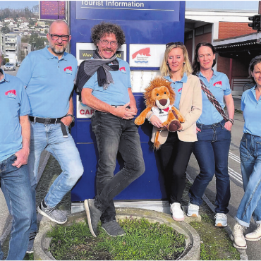 Drei Trails durch Bremgarten - Dachstrail löst Löwenspur ab. Der Bremgarten-Tourismus-Vorstand, (v. l.) Tschösy Meier, Ralph Nikolaiski, Franky Weber, Sonja Schneiderbauer, Martina Eller, Ruth Meier, bei der Erstbegehung im März. Es fehlen: Claudia Bamert, Juri Tirez. Bild: zg