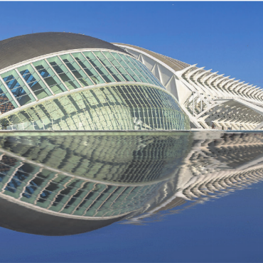 LESERFOTO - Urs Zimmermann aus Besenbüren weilte in Valencia. Er schreibt zu diesem Bild: «Drei Gebäude (Hemisfèric, Museu de les Ciències, Caixa Forum) und eine Brücke, allesamt von Santiago Calatrava erbaut, erinnern aus dieser Perspektive und mit der Spiegelung an einen ‹Fisch im Wasser›.»