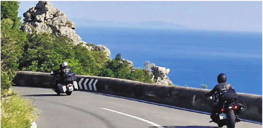 24 Tage unterwegs auf der Harley – hier an der Amalfi-Küste in Italien. Ein besonderes Erlebnis für Manuela Staubli aus Wohlen. 24 Tage unterwegs auf der Harley – hier an der Amalfi-Küste in Italien. Ein besonderes Erlebnis für Manuela Staubli aus Wohlen.
