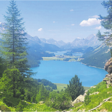 LESERFOTO - Heinz Strebel aus Wohlen weilt im Engadin – mit Blick vom Hahnensee, Corvatsch, in Richtung Silvaplanersee und Silsersee. Sein Kommentar: «Beeindruckend und cool.»