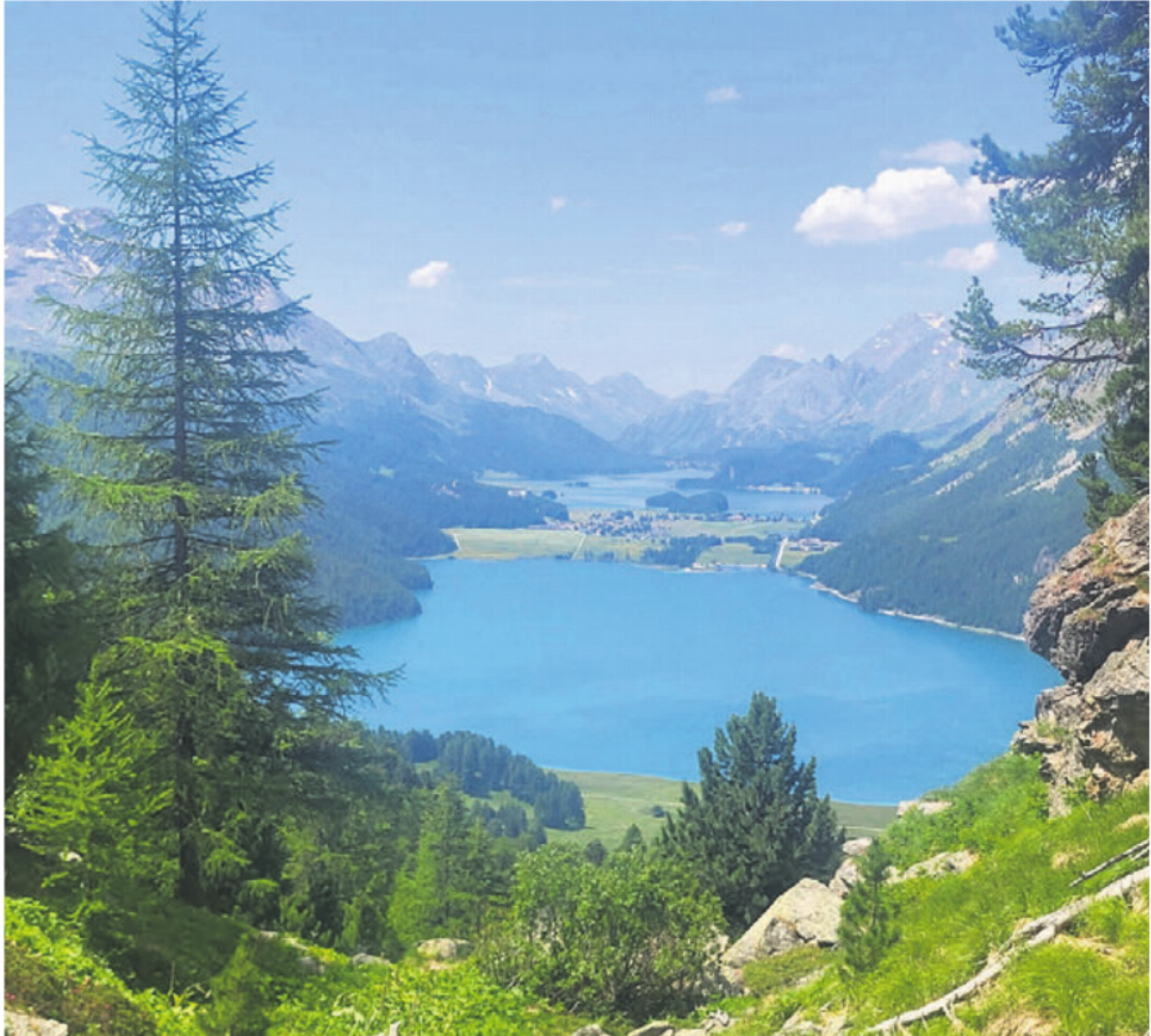 Heinz Strebel aus Wohlen weilt im Engadin – mit Blick vom Hahnensee, Corvatsch, in Richtung Silvaplanersee und Silsersee. Sein Kommentar: «Beeindruckend und cool.» Heinz Strebel aus Wohlen weilt im Engadin – mit Blick vom Hahnensee, Corvatsch, in Richtung Silvaplanersee und Silsersee. Sein Kommentar: «Beeindruckend und cool.»