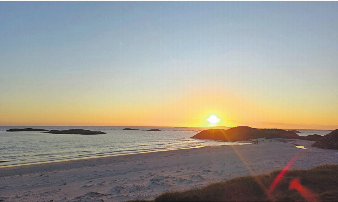 Martin und Barbara Stöckli aus Islisberg schicken die Aufnahme eines besonderen Naturphänomens: der Mitternachtssonne auf den Lofoten in Norwegen. Bilder: zg Martin und Barbara Stöckli aus Islisberg schicken die Aufnahme eines besonderen Naturphänomens: der Mitternachtssonne auf den Lofoten in Norwegen. Bilder: zg