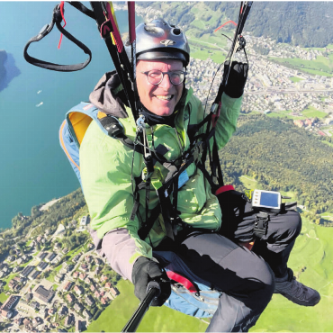 «Freiheitsgefühl ist fantastisch» - Ganz oben über der Bergwelt, da geniesst Pascal Gregor die grenzenlose Freiheit. Mit seinem neuen Hobby hat sich der Kirchenratspräsident einen Bubentraum erfüllt. 
Bilder: dm/zg