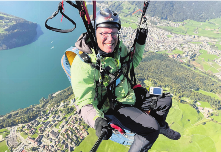 Ganz oben über der Bergwelt, da geniesst Pascal Gregor die grenzenlose Freiheit. Mit seinem neuen Hobby hat sich der Kirchenratspräsident einen Bubentraum erfüllt. 
Bilder: dm/zg