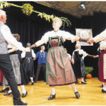 Aus Liebe zur Folklore - Trachtetanzlüüt Muri in Aktion. Bild: Archiv