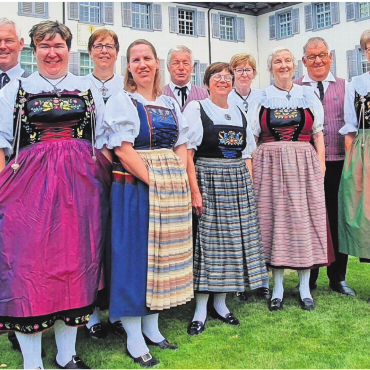 Aus Liebe zur Folklore - Ein Grossteil der aktiven Tänzerinnen und Tänzer der Trachtetanzlüüt Chloschterdorf posiert vor dem Kloster Muri. Bilder: zg