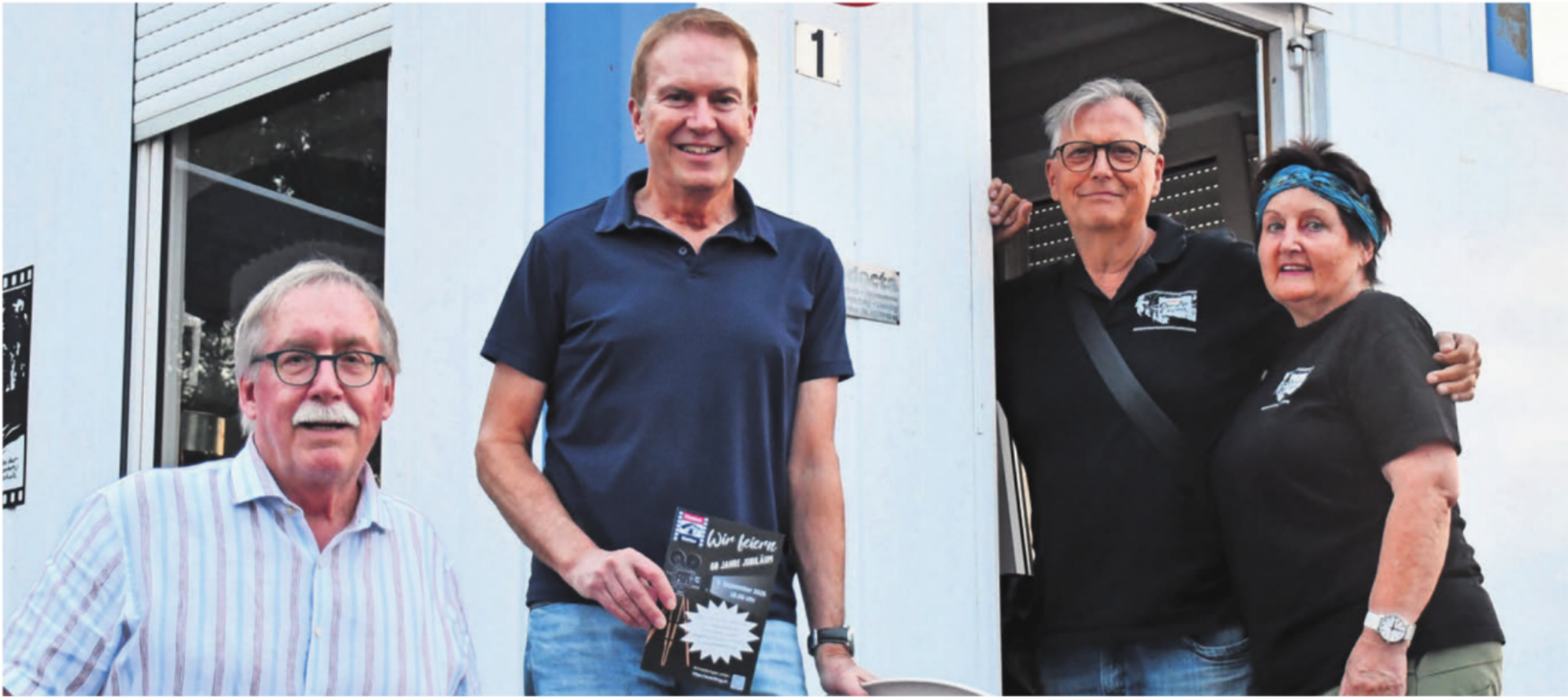 Stehen für ein vielseitiges und abwechslungsreiches Kinoprogramm (v. l.): Urs Senn, Präsident Filmauswahlkommission; Daniel Renggli, Präsident Filmklub Wohlen; Pitsch und Irene Bachmann, Organisatoren Open-Air-Kino Wohlen. Bild: Monica Rast - Das Bild wird blockiert. – Möglicherweise durch einen aktiven Adblocker.