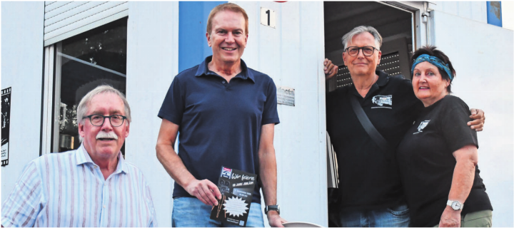 Stehen für ein vielseitiges und abwechslungsreiches Kinoprogramm (v. l.): Urs Senn, Präsident Filmauswahlkommission; Daniel Renggli, Präsident Filmklub Wohlen; Pitsch und Irene Bachmann, Organisatoren Open-Air-Kino Wohlen. Bild: Monica Rast