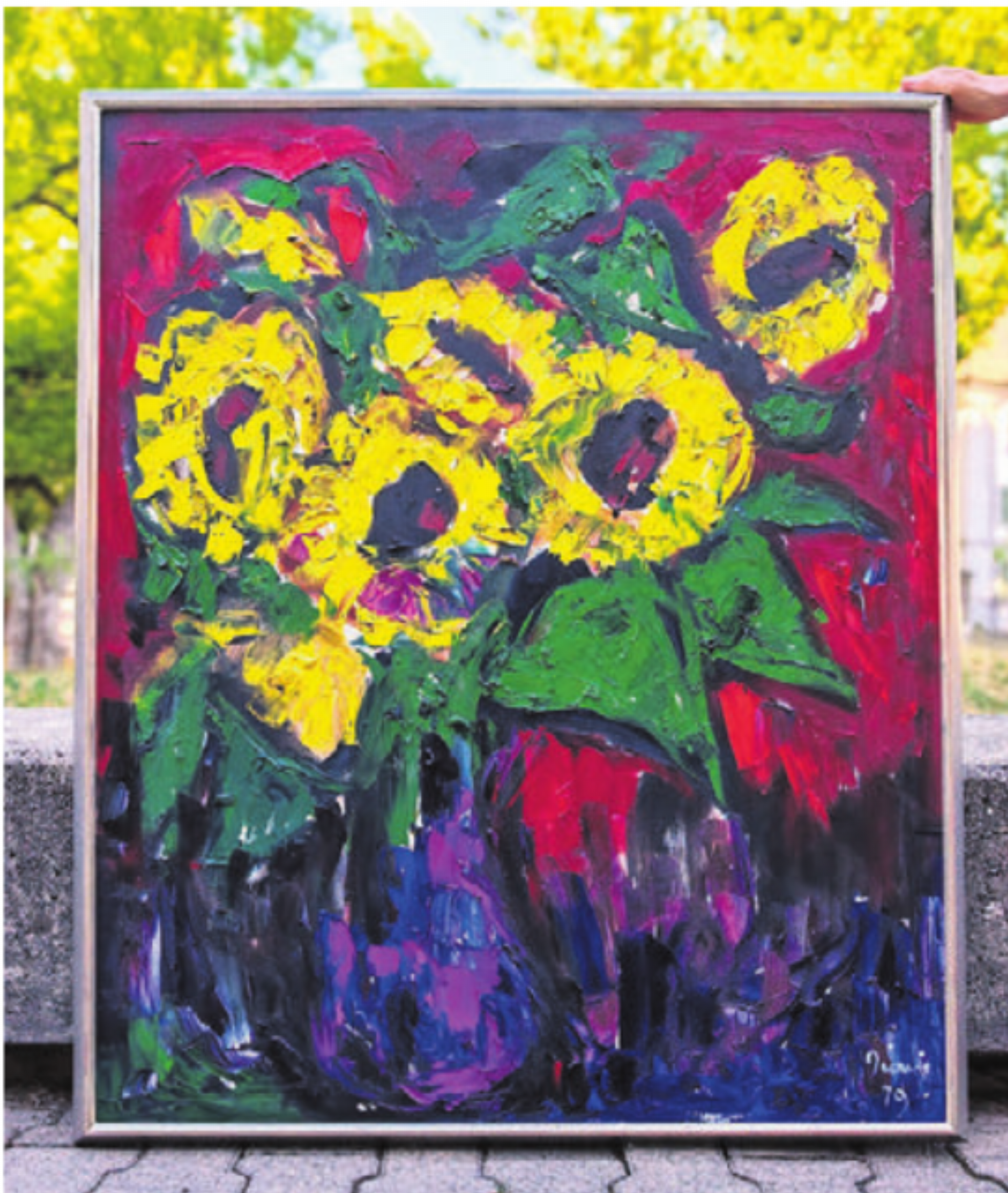 Giani Castiglionis Sonnenblume: Links bereit zum Aufhängen, rechts als strahlender Sonnengruss im Schaufenster der Gemeinde. 
Bilder: zg - Das Bild wird blockiert. – Möglicherweise durch einen aktiven Adblocker.