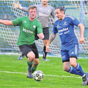 Mehr als nur Fussballer - Die eine Seite von Ranieri Schmidli (rechts) kommt hier im Derby gegen Adrian Rohner von Bünz-Maiengrün zur Geltung. Fussball war in den vergangenen Jahren ein wichtiger Bestandteil seines Lebens. Bilder: Archiv/jl, Salsa Olé