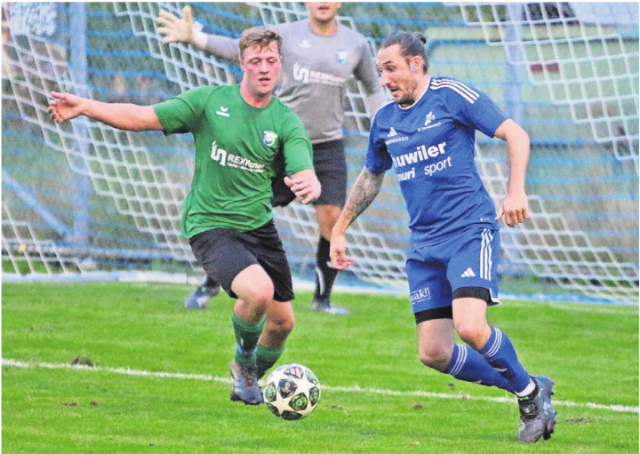Die eine Seite von Ranieri Schmidli (rechts) kommt hier im Derby gegen Adrian Rohner von Bünz-Maiengrün zur Geltung. Fussball war in den vergangenen Jahren ein wichtiger Bestandteil seines Lebens. Bilder: Archiv/jl, Salsa Olé Die eine Seite von Ranieri Schmidli (rechts) kommt hier im Derby gegen Adrian Rohner von Bünz-Maiengrün zur Geltung. Fussball war in den vergangenen Jahren ein wichtiger Bestandteil seines Lebens. Bilder: Archiv/jl, Salsa Olé