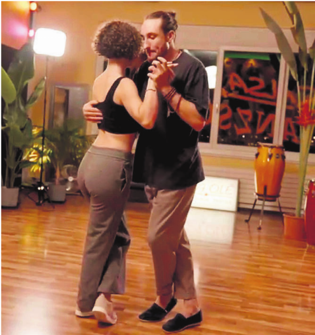 Das Kizomba-Tanzen ist eine weitere grosse Leidenschaft von ihm und eine von zahlreichen Facetten von Schmidli. Das Kizomba-Tanzen ist eine weitere grosse Leidenschaft von ihm und eine von zahlreichen Facetten von Schmidli.