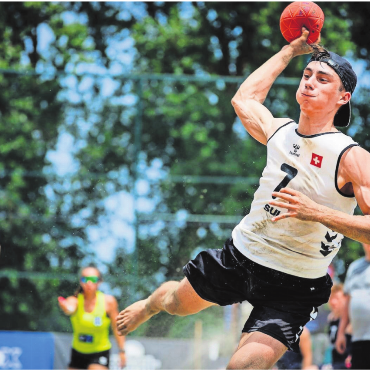 Auf Sand bereits in der Nati - Ilias Mrose (rechts) beim Spiel der U17-EM gegen Norwegen. Obwohl er mit 18 Punkten mehr erzielte als irgendein anderer Spieler der beiden Teams, gewann Norwegen nach Shootout. 
Bild: EHF/kolektiff