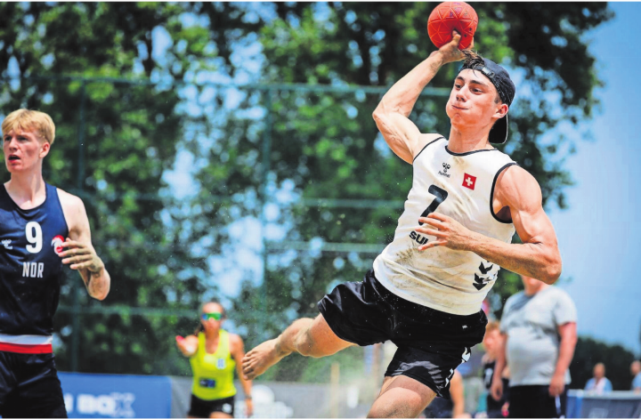 Ilias Mrose (rechts) beim Spiel der U17-EM gegen Norwegen. Obwohl er mit 18 Punkten mehr erzielte als irgendein anderer Spieler der beiden Teams, gewann Norwegen nach Shootout.
Bild: EHF/kolektiff Ilias Mrose (rechts) beim Spiel der U17-EM gegen Norwegen. Obwohl er mit 18 Punkten mehr erzielte als irgendein anderer Spieler der beiden Teams, gewann Norwegen nach Shootout.
Bild: EHF/kolektiff