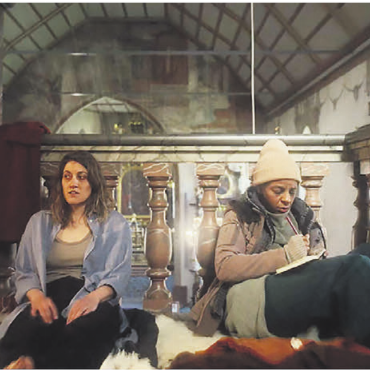 «Das Städtli ist haften geblieben» - Nacht in der Bremgarter Stadtkirche: Dass sie hier Zuflucht findet, spielt im Film für die obdachlose Cordula (l.) eine wichtige Rolle. Bild: zg