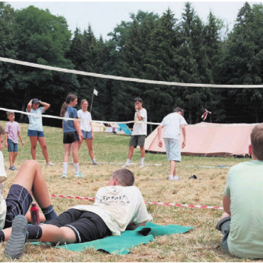 Kreativität und Teamgeist gelebt - Die Kinder und Jugendlichen verbringen viel Zeit draussen, wie etwa auf dem Spielfeld.