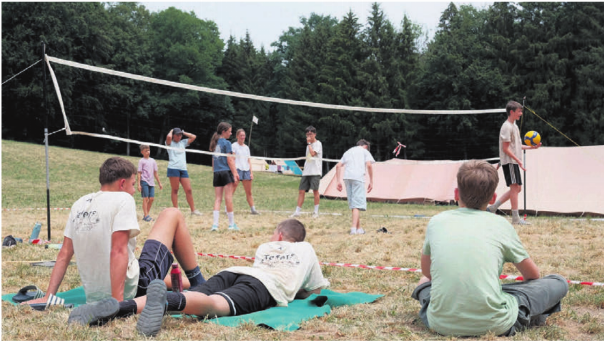 Die Kinder und Jugendlichen verbringen viel Zeit draussen, wie etwa auf dem Spielfeld. - Das Bild wird blockiert. – Möglicherweise durch einen aktiven Adblocker.