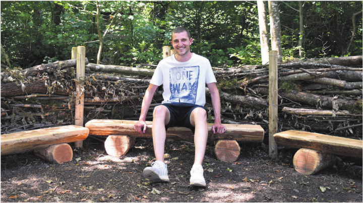 Corsin Stöckli sitzt zur Probe auf dem neuen Waldsofa beim Wasserturm in Aristau. Die Schule Aristau und der Forstbetrieb haben es im Frühsommer erbaut. Die sechs Bänkli zum Sofa hat die Ortsbürgergemeinde gesponsert. «Hier wird das Wirken der Ortsbürger sichtbar», sagt Stöckli, der sich freut, dass sie für die Schule dieses externe Zimmer mitgestalten konnten. Bild: Verena Anna Wigger