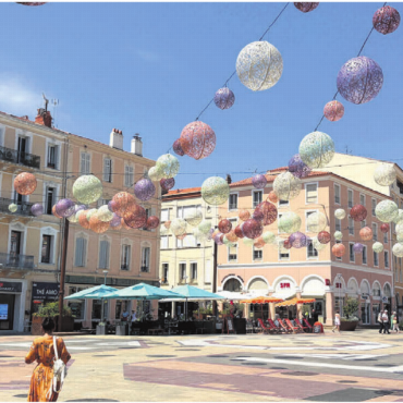 Magische Momente - «Sommerliche Eleganz und Ferienstimmung pur.» Peter und Isabelle Schuppisser aus Bremgarten verbrachten ihre Ferien in Südfrankreich, unter anderem in Saint Raphaël. Just zur Mittagszeit auf dem Place Pierre Coullet hielten sie diesen städtischen Sommermoment fest – ganz ohne Menschenmassen. Bilder: zg