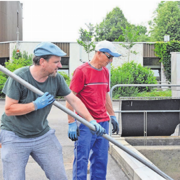 Einsamer Arbeitsplatz an der Bünz - Unter Anleitung von Ruedi Birrer (rechts) geht es für Thomas Stöckli an die Schlammkruste in der ARA Bünzen.    Bilder: Annemarie Keusch