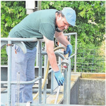 Einsamer Arbeitsplatz an der Bünz - Wasserdruck hilft.