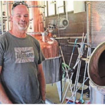 Aroma verkaufen, nicht Alkohol - Daniel Röthlisberger in seiner Brennerei in Hägglingen.    Bild: jl