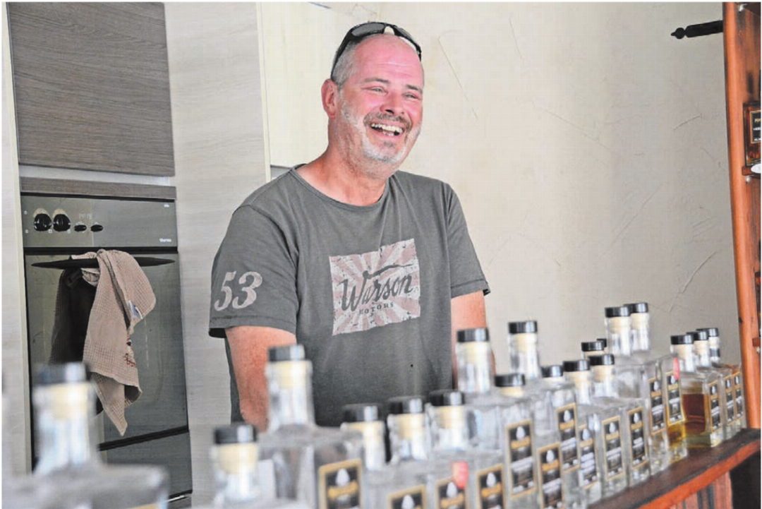 Daniel Röthlisberger kam als Quereinsteiger zum Brennen. Heute bietet er eine breite Auswahl an prämierten Produkten an – verarbeitet aber auch Früchte von Kunden zu edlen Schnäpsen. Bild: Chregi Hansen Daniel Röthlisberger kam als Quereinsteiger zum Brennen. Heute bietet er eine breite Auswahl an prämierten Produkten an – verarbeitet aber auch Früchte von Kunden zu edlen Schnäpsen. Bild: Chregi Hansen