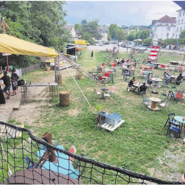 Beliebter Treffpunkt geworden - Einfach ein idyllischer Ort: Die Sommerbar auf dem Isler-Areal zieht gerade in diesem Hitzesommer immer viele Gäste an. Bilder: Chregi Hansen / Archiv