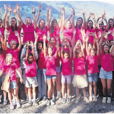 Mit Starissima in Hollywood - Blauring in Pink: ein unvergessliches Abenteuer und jede Menge Spass mit Starissima in Klosters.   Bild: zg