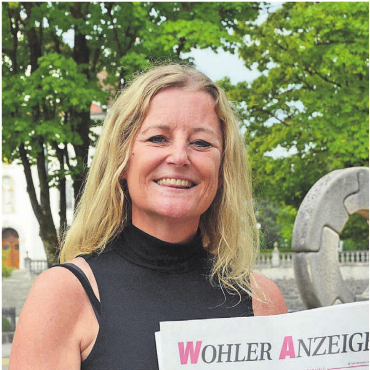 Sich ärgern über die Unterländer - Überraschendes Wiedersehen: Auf der Titelseite des WA entdeckt Karin Hobi Schulleiter Paul Bitschnau. «Der war damals Praktikant, als ich die Bez Wohlen besucht habe», erzählt sie lachend.    Bild: Chregi Hansen