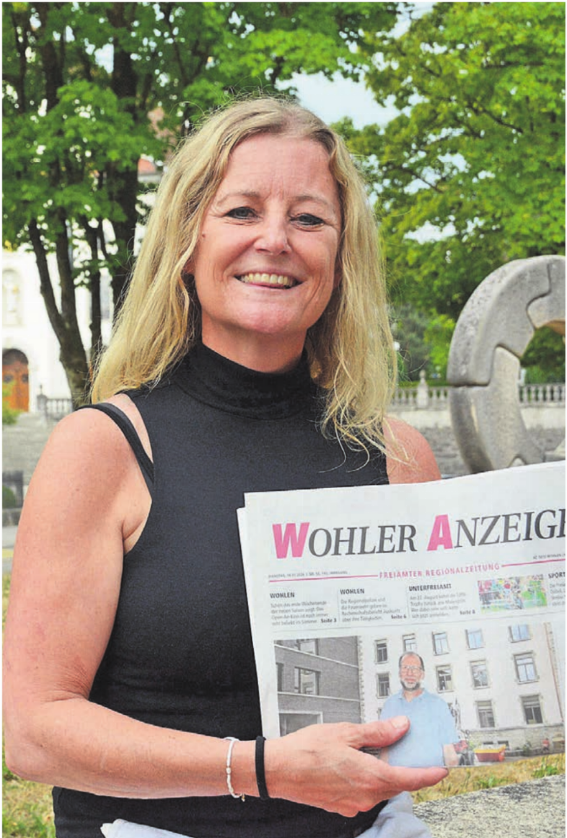 Überraschendes Wiedersehen: Auf der Titelseite des WA entdeckt Karin Hobi Schulleiter Paul Bitschnau. «Der war damals Praktikant, als ich die Bez Wohlen besucht habe», erzählt sie lachend.    Bild: Chregi Hansen - Das Bild wird blockiert. – Möglicherweise durch einen aktiven Adblocker.