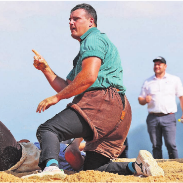 Strebel zum Dritten - Sieg gegen Benno Heinzer. Joel Strebel sichert sich mit dem Erfolg im 6. Gang seinen dritten Bergkranz.    Bilder: Pascale Alpiger