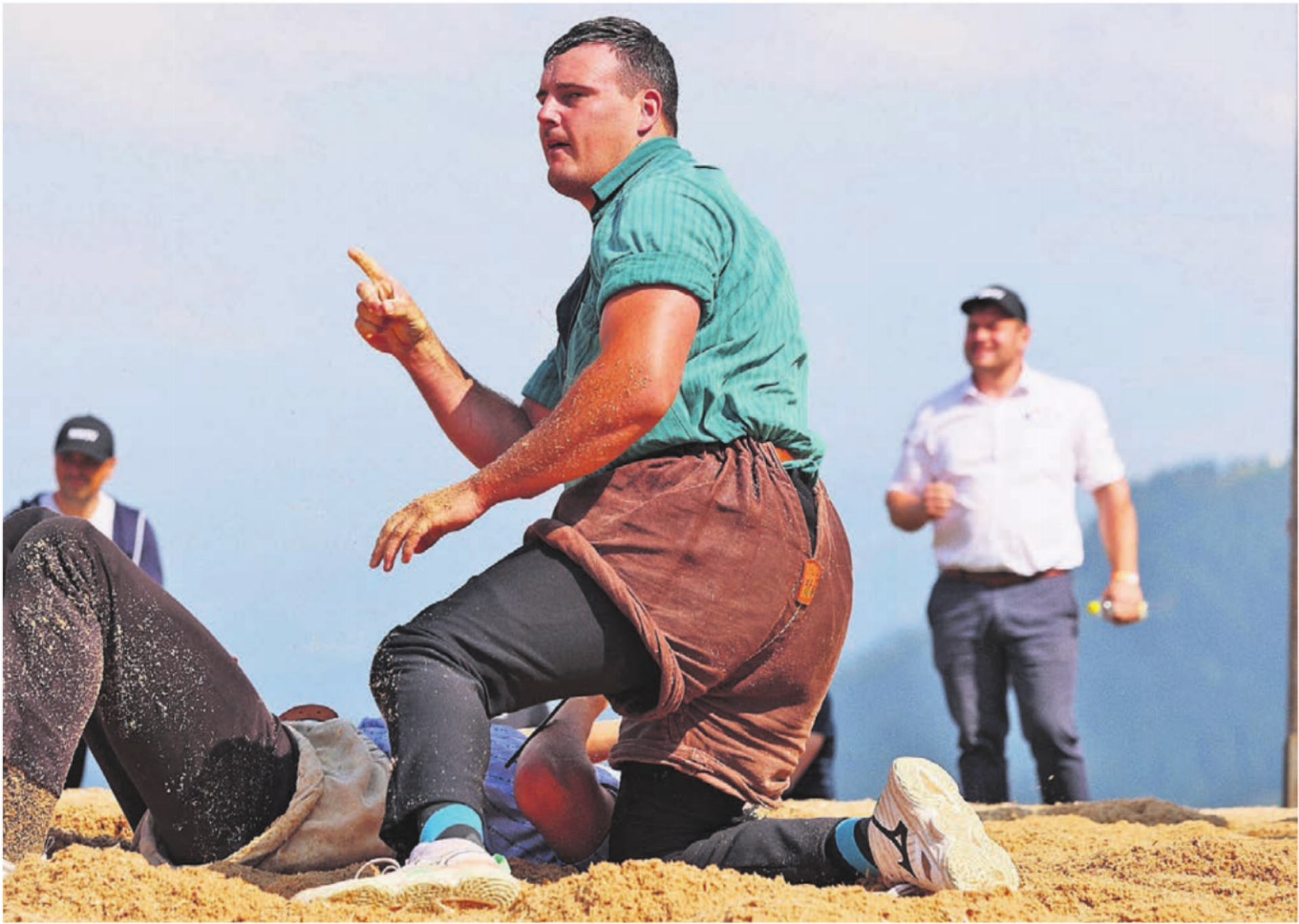 Sieg gegen Benno Heinzer. Joel Strebel sichert sich mit dem Erfolg im 6. Gang seinen dritten Bergkranz.    Bilder: Pascale Alpiger - Das Bild wird blockiert. – Möglicherweise durch einen aktiven Adblocker.
