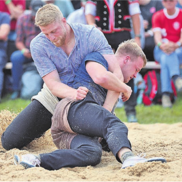 Strebel zum Dritten - Pascal Joho (rechts) gegen den Eidgenossen Michael Ledermann. Dem Sarmenstorfer gelingt es, diesen Gang zu stellen. Ebenso wie gegen zwei weitere Eidgenossen.