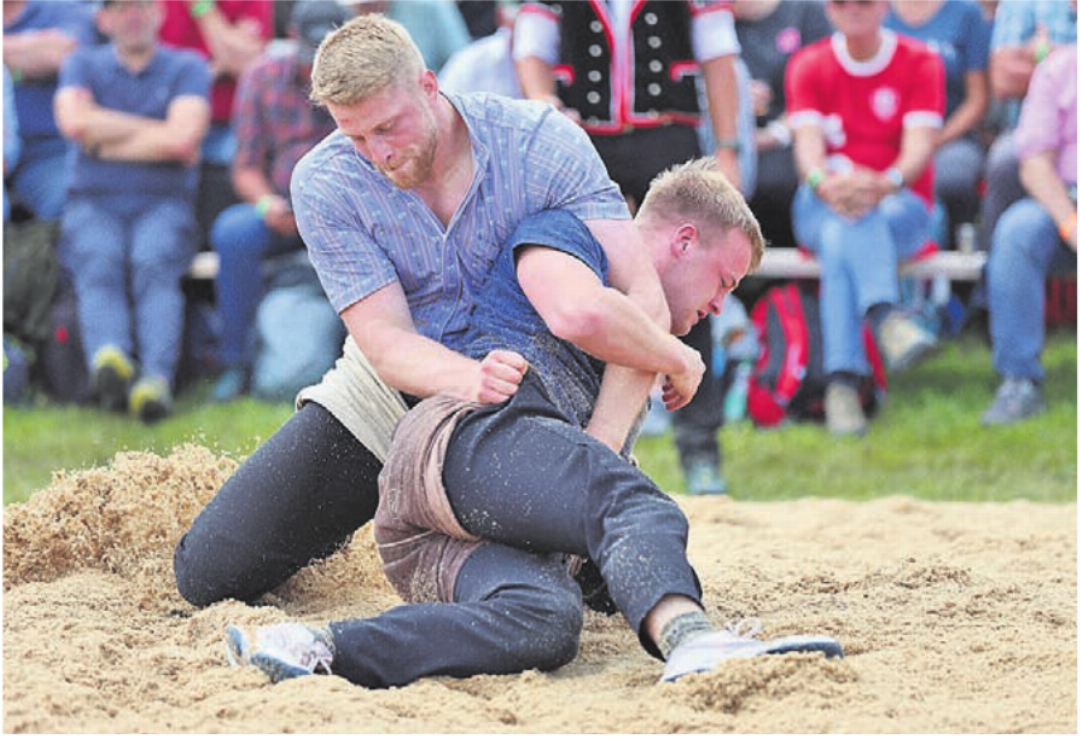 Pascal Joho (rechts) gegen den Eidgenossen Michael Ledermann. Dem Sarmenstorfer gelingt es, diesen Gang zu stellen. Ebenso wie gegen zwei weitere Eidgenossen. Pascal Joho (rechts) gegen den Eidgenossen Michael Ledermann. Dem Sarmenstorfer gelingt es, diesen Gang zu stellen. Ebenso wie gegen zwei weitere Eidgenossen.