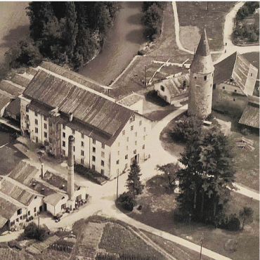 Sanierung eines historischen Juwels - Zur alten Baumwollspinnerei gehörte ursprünglich eine Wehranlage, die über einen Kanal der Reuss betrieben wurde. Dieser wurde später zugeschüttet (Aufnahme von 1920).
