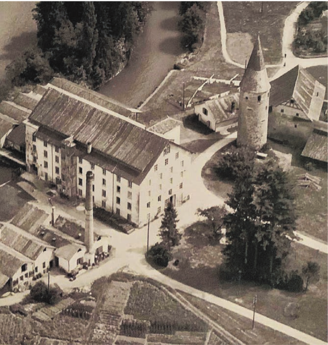 Zur alten Baumwollspinnerei gehörte ursprünglich eine Wehranlage, die über einen Kanal der Reuss betrieben wurde. Dieser wurde später zugeschüttet (Aufnahme von 1920). Zur alten Baumwollspinnerei gehörte ursprünglich eine Wehranlage, die über einen Kanal der Reuss betrieben wurde. Dieser wurde später zugeschüttet (Aufnahme von 1920).