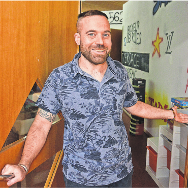 Etwas Rebellion ist ganz normal - Der Jugendarbeiter Patrick Oegerli betreut die Heranwachsenden von Zufikon.   Bild: Roger Wetli