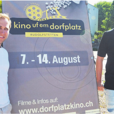 Acht verschiedene Geschichten - Sie freuen sich auf acht Abende im Zeichen des Filmes: «Kino uf em Dorfplatz»-Präsident Stefan Meienberg (rechts) und Vizepräsident Christian Füglistaller. Bild: Roger Wetli