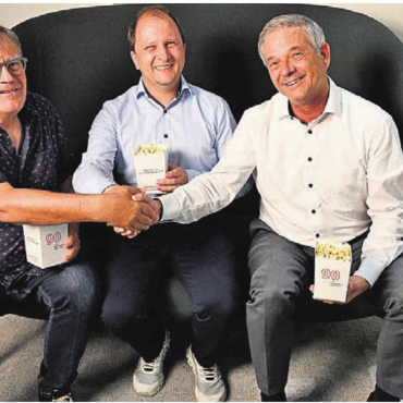 Langjährige Partnerschaft - Sponsoring-Verlängerung Raiffeisenbank Oberfreiamt mit Kino Mansarde, von links: Reto Holzgang und Samuel Stroppel, Kino Mansarde, Marc Jordan, Vorsitzender Bankleitung Raiffeisenbank Oberfreiamt.   Bild: zg