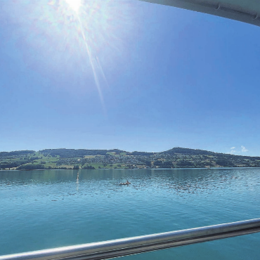 Eine Seefahrt, die ist lustig - Warum in die Ferne schweifen, wenn das Gute liegt so nah? Es ist nicht zwingend nötig, ins Ausland zu reisen, um den Sommer zu geniessen. Auch eine Rundfahrt auf dem Hallwilersee kann sehr schön sein. Insbesondere, wenn das Wetter mitspielt, die Sonne wärmt und man das Rauschen des Wassers hören kann. Die Aussicht (in diesem Fall mit Blick in Richtung Birrwil und Beinwil am See) ist so einen Ausflug ebenfalls wert.