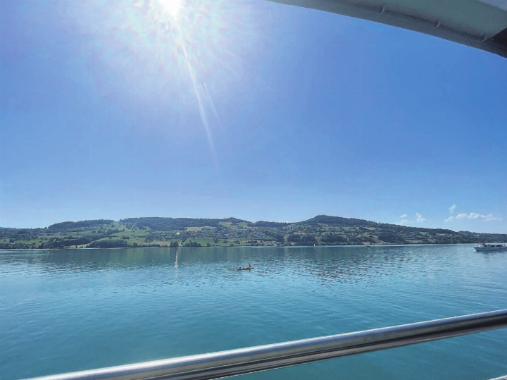 Warum in die Ferne schweifen, wenn das Gute liegt so nah? Es ist nicht zwingend nötig, ins Ausland zu reisen, um den Sommer zu geniessen. Auch eine Rundfahrt auf dem Hallwilersee kann sehr schön sein. Insbesondere, wenn das Wetter mitspielt, die Sonne wärmt und man das Rauschen des Wassers hören kann. Die Aussicht (in diesem Fall mit Blick in Richtung Birrwil und Beinwil am See) ist so einen Ausflug ebenfalls wert. Warum in die Ferne schweifen, wenn das Gute liegt so nah? Es ist nicht zwingend nötig, ins Ausland zu reisen, um den Sommer zu geniessen. Auch eine Rundfahrt auf dem Hallwilersee kann sehr schön sein. Insbesondere, wenn das Wetter mitspielt, die Sonne wärmt und man das Rauschen des Wassers hören kann. Die Aussicht (in diesem Fall mit Blick in Richtung Birrwil und Beinwil am See) ist so einen Ausflug ebenfalls wert.