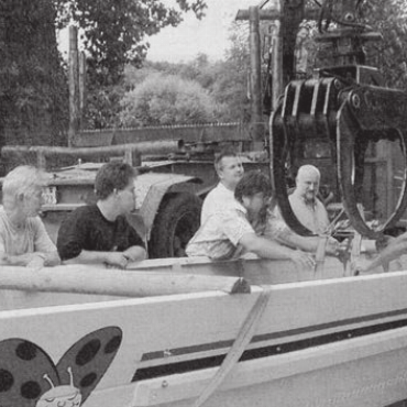 Mit kleinem Holzboot bis nach Trier - Kapitän Heinz Schertenleib lädt vor der Abfahrt seine Freunde zum Einwassern des überholten MS Chäber ein.    Bild: Archiv