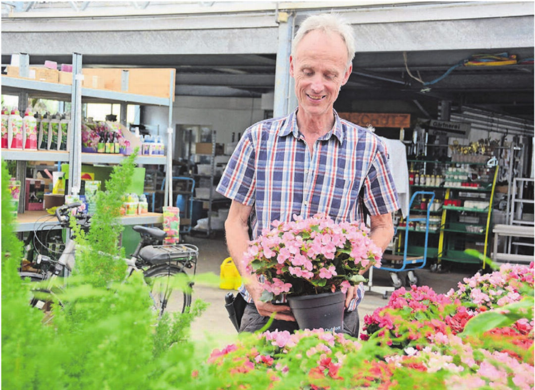 32 Jahre lang drehte sich seine Welt mehrheitlich um Blumen, nun zieht Alex Gisler einen Schlussstrich. Ich freue mich auf meine Pensionistenzeit mit vielen Chancen und Möglichkeiten, sagt er. Bild: Chregi Hansen 32 Jahre lang drehte sich seine Welt mehrheitlich um Blumen, nun zieht Alex Gisler einen Schlussstrich. Ich freue mich auf meine Pensionistenzeit mit vielen Chancen und Möglichkeiten, sagt er. Bild: Chregi Hansen