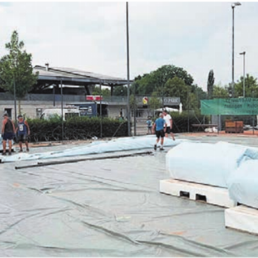 Jetzt kann es losgehen - Bild vom Nachmittag: Die Hülle wird eingerollt und verpackt.
