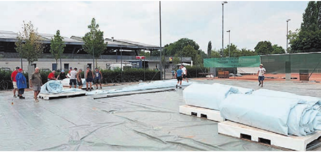 Bild vom Nachmittag: Die Hülle wird eingerollt und verpackt. Bild vom Nachmittag: Die Hülle wird eingerollt und verpackt.