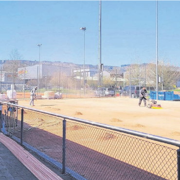 Jetzt kann es losgehen - Die Bereitstellung der Plätze im Frühling ist immer mit ganz viel Aufwand verbunden. Das soll sich mit dem neuen Belag ändern.
Bild: Archiv