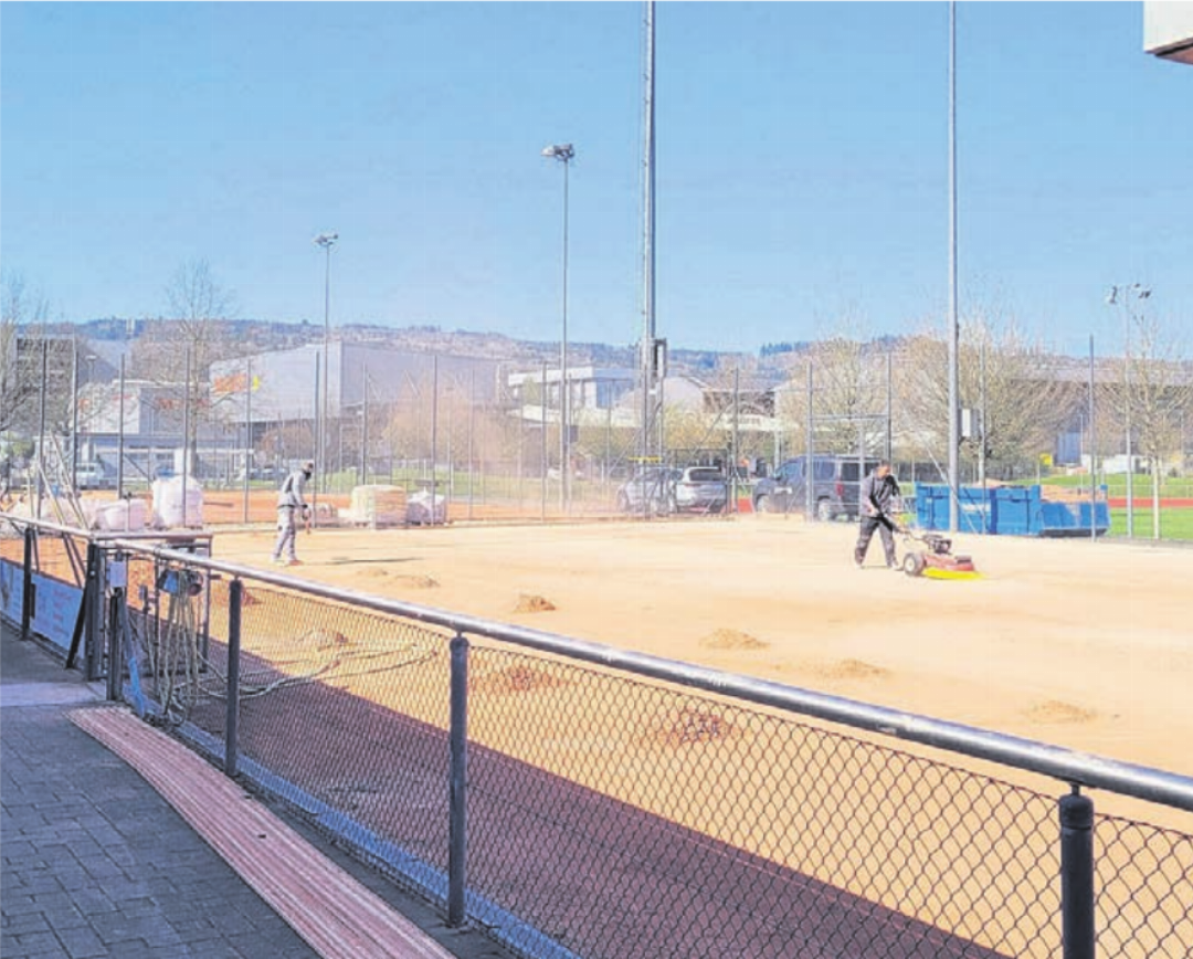 Die Bereitstellung der Plätze im Frühling ist immer mit ganz viel Aufwand verbunden. Das soll sich mit dem neuen Belag ändern.
Bild: Archiv Die Bereitstellung der Plätze im Frühling ist immer mit ganz viel Aufwand verbunden. Das soll sich mit dem neuen Belag ändern.
Bild: Archiv