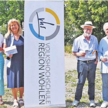 Frisch aus der Druckerpresse - Der verkleinerte Vorstand mit dem neuen Programmflyer 2026/2027 (v.l.): Karin Bochicchio, Edith Frey, Präsident Bruno Breitschmid und Daniel Kurz. Bilder: Monica Rast / Archiv